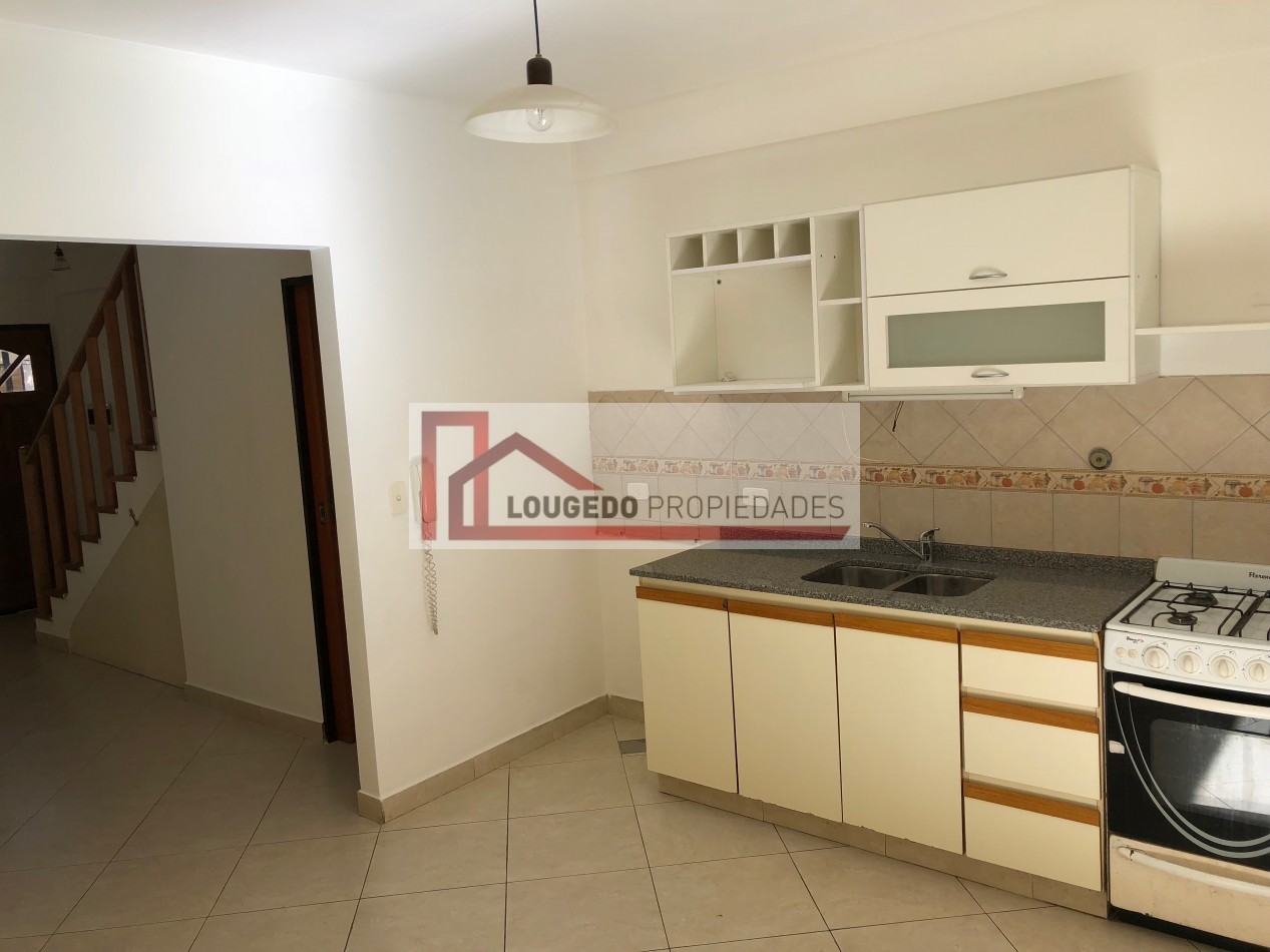 DUPLEX 3 AMBIENTES - CON COCHERA Y JARDIN  - CARAPACHAY